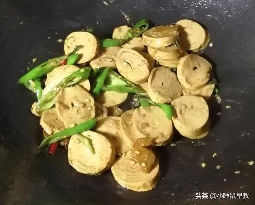 青椒炒素鸡：味美香嫩，让你食欲大增