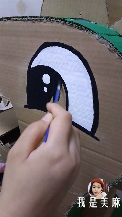 废旧纸箱制作立体恐龙(霸王龙硬纸壳手工制作)