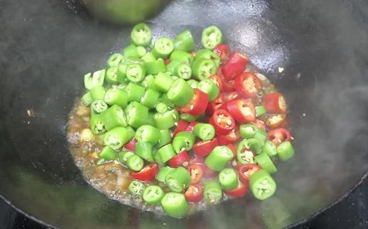 土豆炖鸡腿的家常做法(炖鸡腿配什么菜好吃)