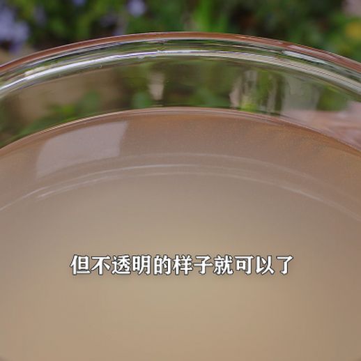 静置凉粉水至凝固